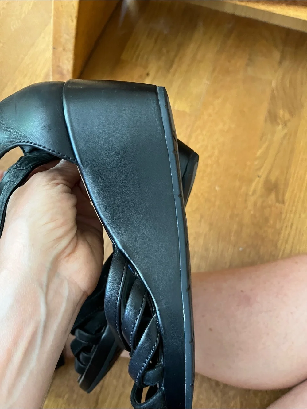 Clarke’s unstructured black leather wedge plaza cross 8.5